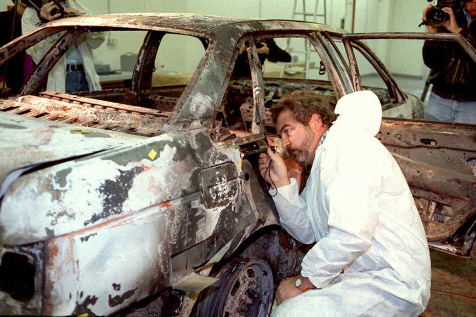 Der ausgebrannte Wagen wird am 17. Oktober 1991 von Experten des Bundeskriminalamtes in Mainz auf Spuren untersucht.