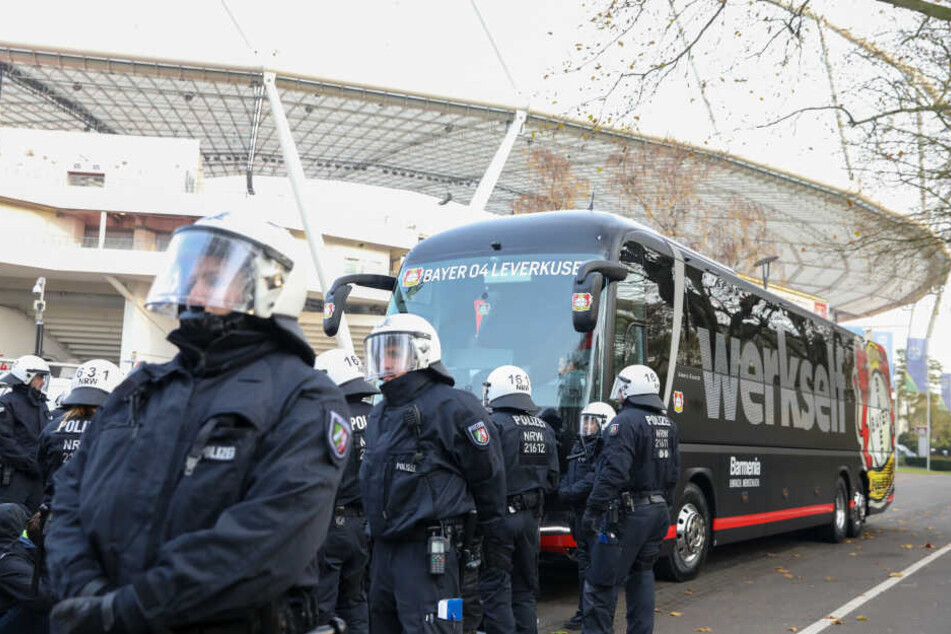 Als realistische Kulisse für die Übung dient das Stadion von Bayer 04 Leverkusen.