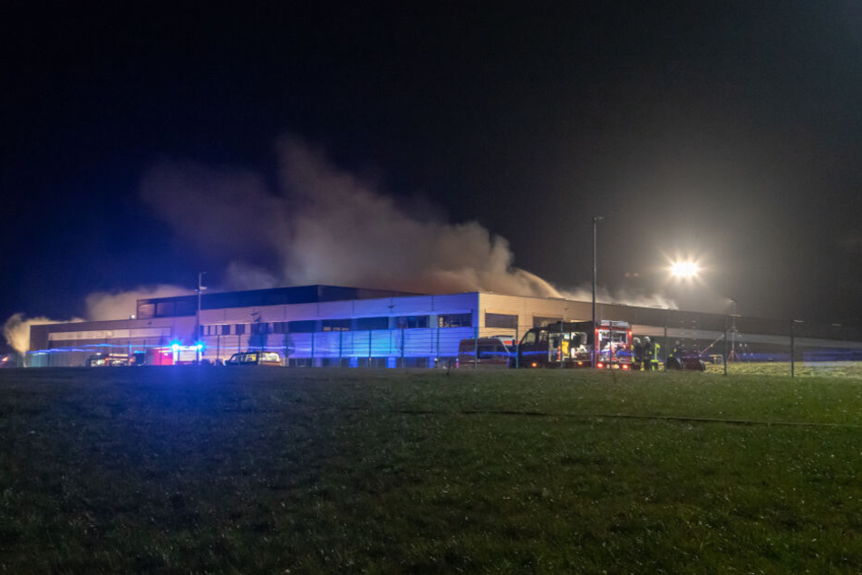 Die Löscharbeiten dauerten auch am Sonntagabend noch an.