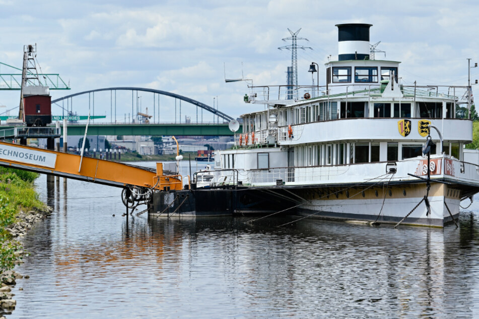 Das Museumsschiff "Mannheim", ein Raddampfer aus dem Jahr 1929, liegt auf dem Neckar an einem Ufersteg.