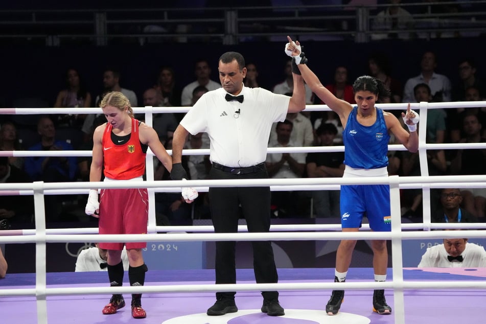 Das tat weh: Maxi Klötzer (24, l.) verlor bei den Olympischen Sommerspielen ihren Erstrunden-Kampf gegen die Inderin Nikhat Zareen (28).