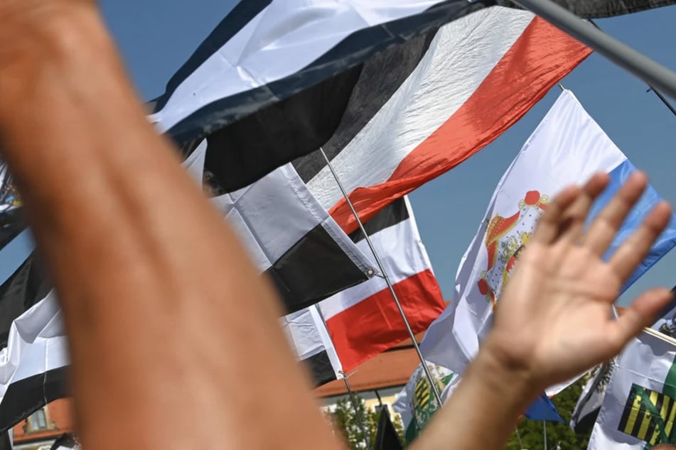 170 Anhänger bei spontaner Reichsbürger-Demo: Polizei in Alarmbereitschaft