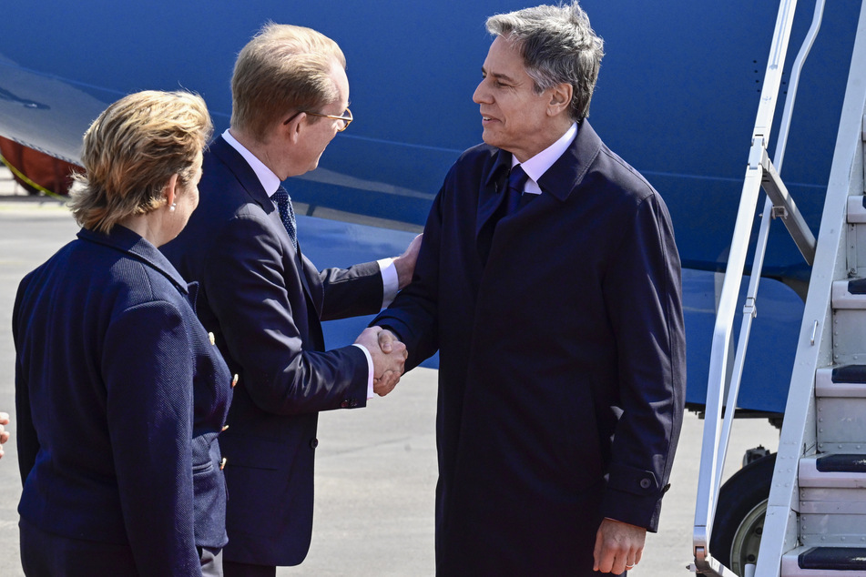 Tobias Billstrom (49, M), Außenminister von Schweden, begrüßt Antony Blinken (61, r.), Außenminister der USA, bei seiner Ankunft auf dem Flughafen Lulea.