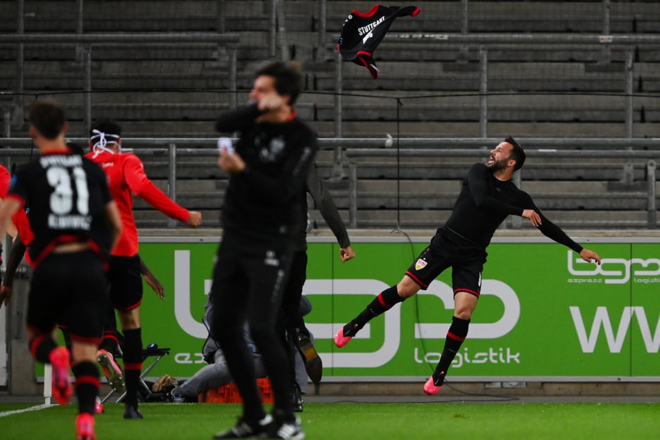 Es war ein ganz wichtiger Schritt in Richtung Aufstieg: VfB-Oldie Gonzalo Castro (33, r.) wirft nach seinem wichtigen Siegtreffer zum 3:2 gegen den HSV sein Trikot in die Luft.