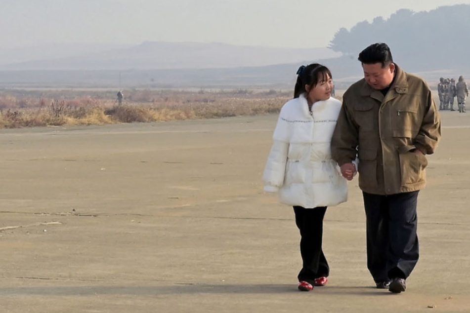 Kim Jong Un zeigt erstmals seine Tochter: Darum ist diese Szene so makaber