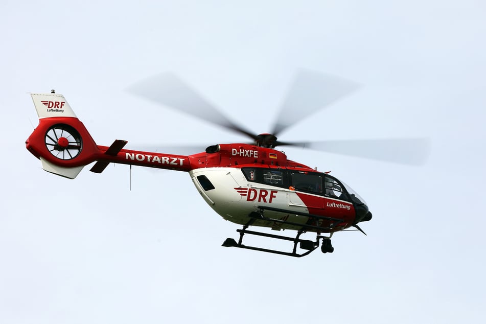 Der lebensgefährlich verletzte 22-Jährige wurde mit einem Hubschrauber in eine Klinik gebracht. (Symbolbild)