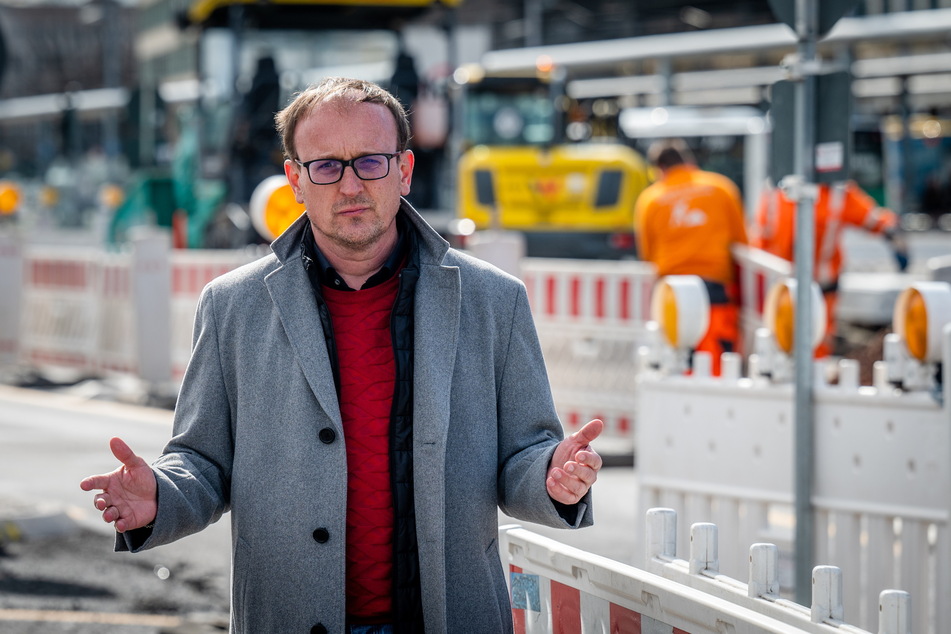 Jörg Vieweg (52, SPD) steht vor einer Baustelle auf der Bahnhofstraße: "Eine Beschleunigung der Bauarbeiten ist wünschenswert, aber derzeit unrealistisch."