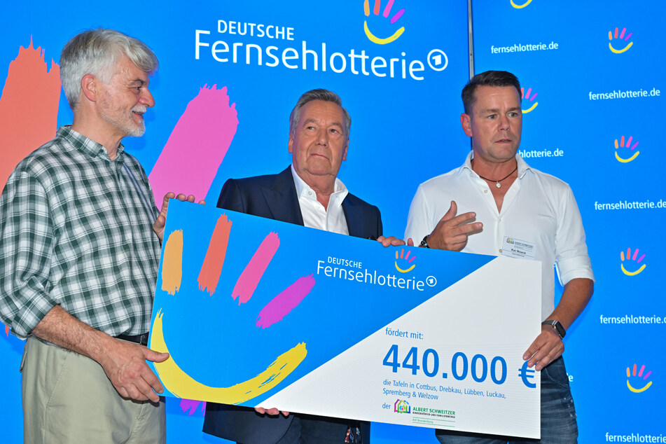 Die Deutsche Fernsehlotterie überreichte am Freitag der Tafel 440.000 Euro als Unterstützung.