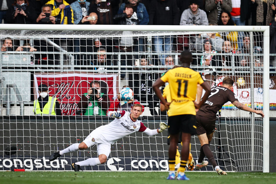 Die Entscheidung: Guido Burgstaller (r.) verlädt Dynamo-Keeper Kevin Broll (l.) und netzt vom Elfmeterpunkt zum 2:0 für die Kiezkicker ein.
