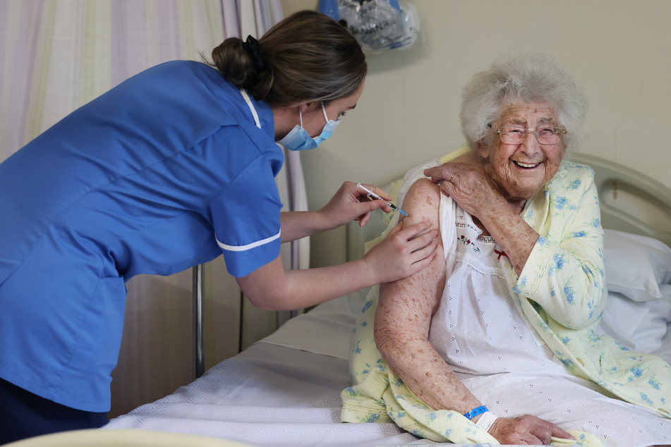 In Großbritannien wurde der Corona-Impfstoff bereits den ersten Patienten verabreicht. Auch dort stehen alte und gesundheitlich geschwächte Menschen an erster Stelle.