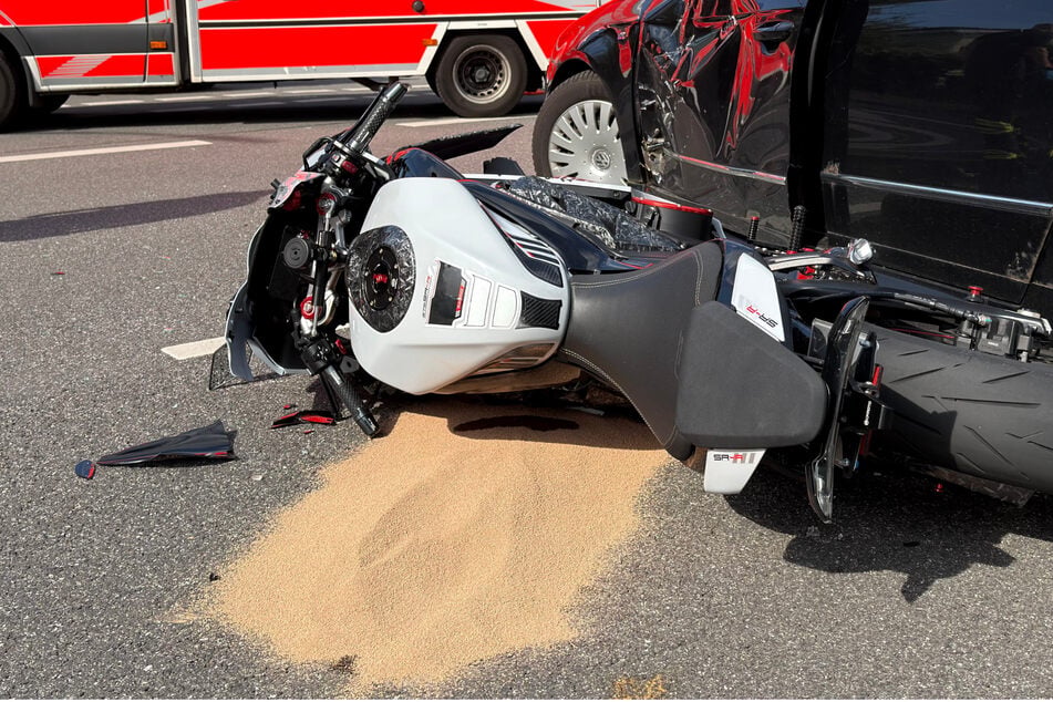 Motorrad kollidiert mit Auto: Mehrere Personen bei heftigem Crash verletzt