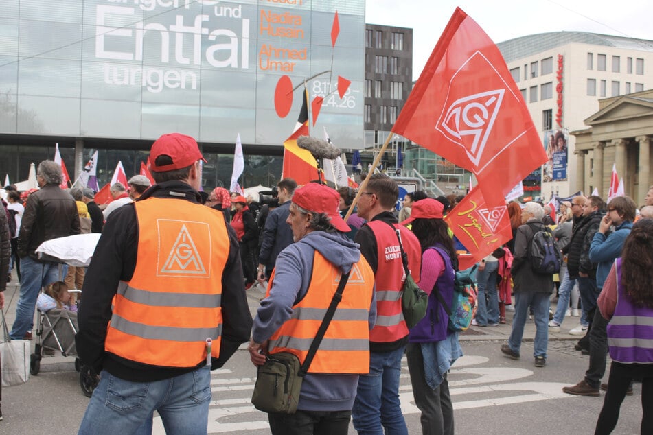 Sicherheit statt Angst vor nächster Kündigungswelle: Gewerkschaften demonstrieren in Stuttgart