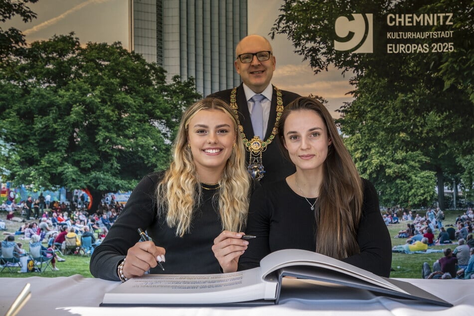Die Chemnitzer Sportlerinnen Emma Malewski (18, l.) und Pauline Schäfer-Betz (25) trugen sich im Beisein von OB Sven Schulze (50, SPD) ins Goldene Buch der Stadt ein.
