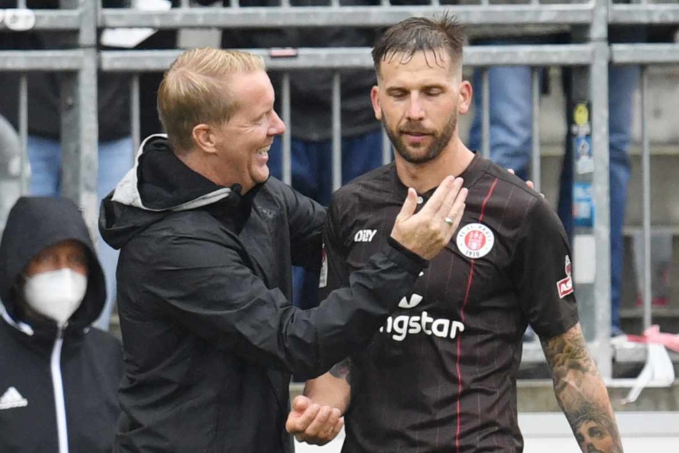FCSP-Trainer Timo Schultz (44, links) klatscht mit Guido Burgstaller bei der Auswechslung ab.