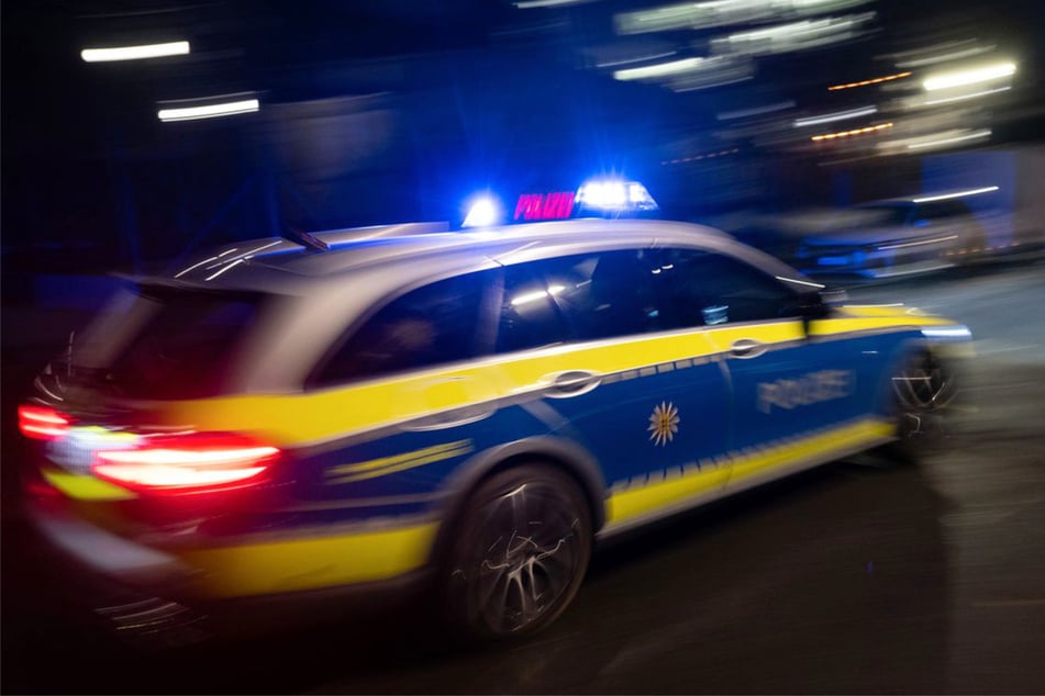 Die Polizei verfolgte den 25-jährigen VW-Fahrer, der wurde aber erst durch einen Unfall gestoppt. (Symbolbild)