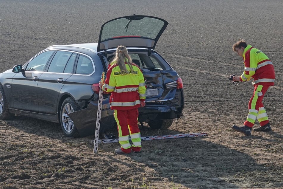 Unfallforscher untersuchen den BMW.