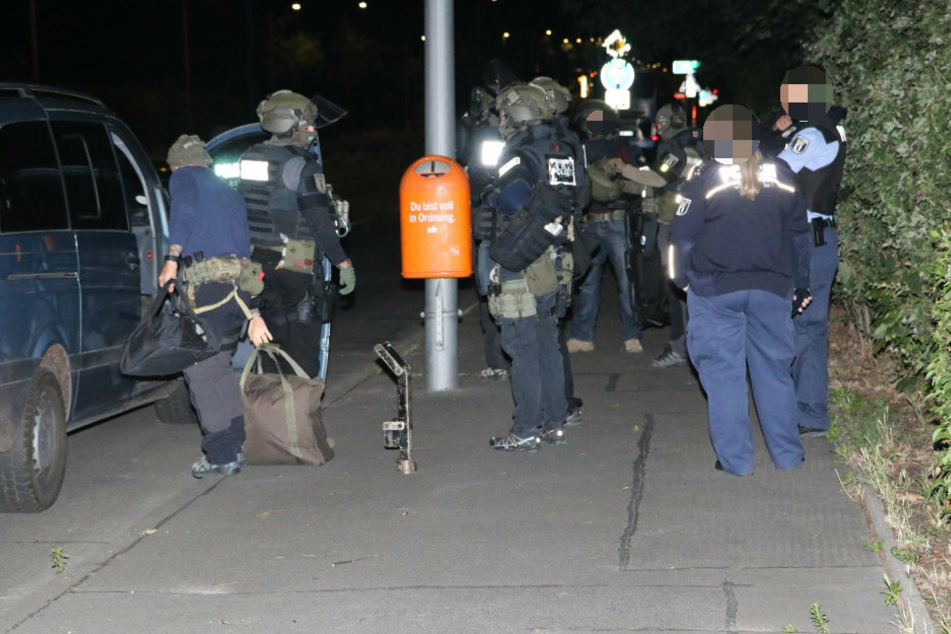 Das SEK der Polizei durchsuchte in der Nacht zum Samstag die Hotelräume im Adersleber Weg.