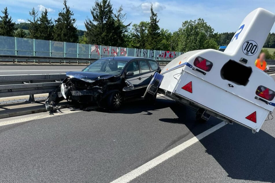 Auf der A72 knallte ein Ford samt Anhänger in die Leitplanke.