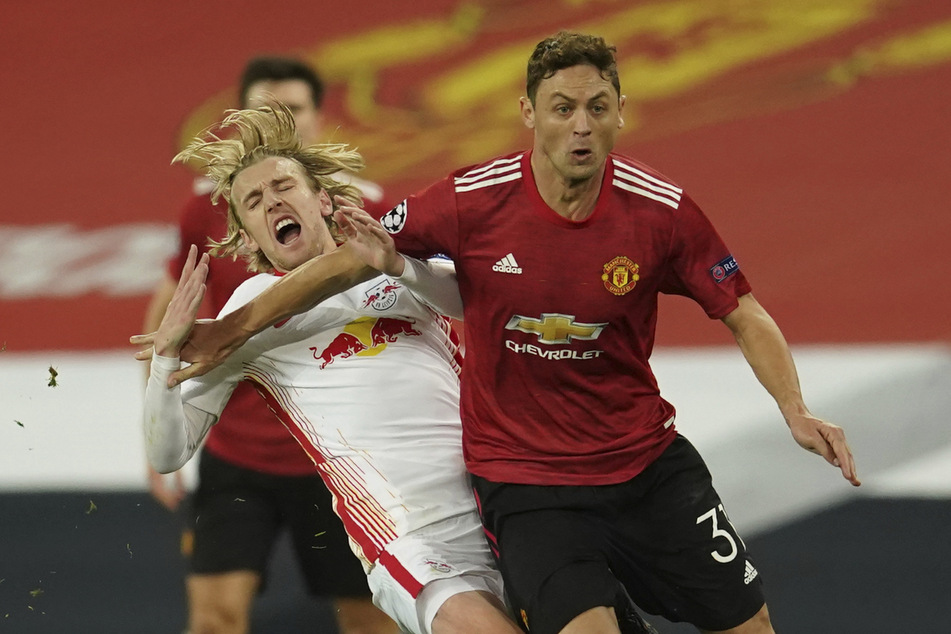 Es ging auch mal etwas härter zu: Hier wird Leipzigs Emil Forsberg (l.) von Nemanja Matic mit dem Ellbogen getroffen.