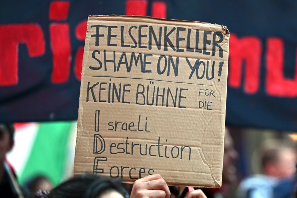 Ein paar Dutzend Menschen demonstrierte am Felsenkeller gegen eine dort stattfindende Veranstaltung.