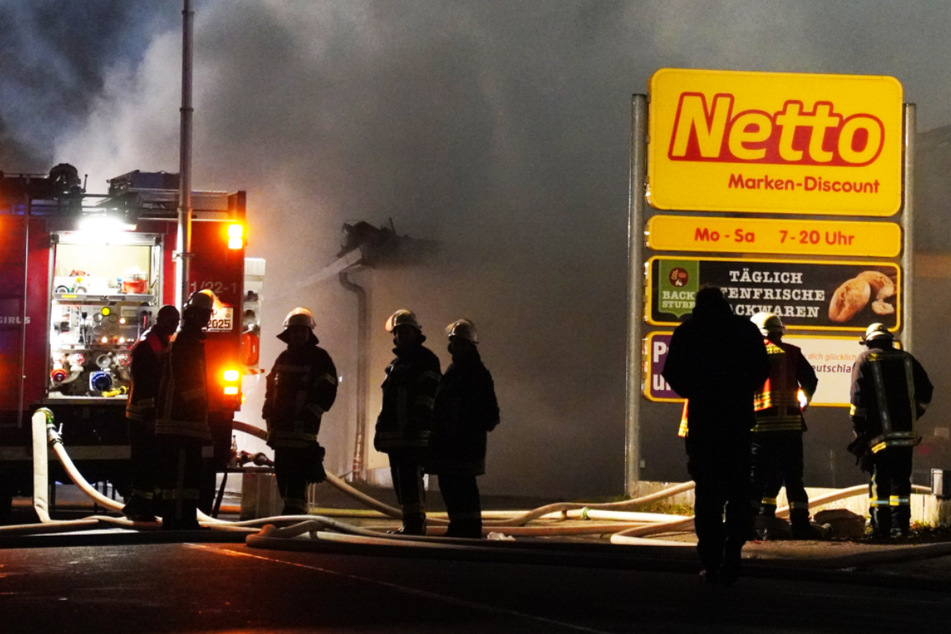 Ein Großaufgebot der Feuerwehr rückte aus, um den Supermarkt-Brand in Lautertal-Lautern zu bekämpfen.