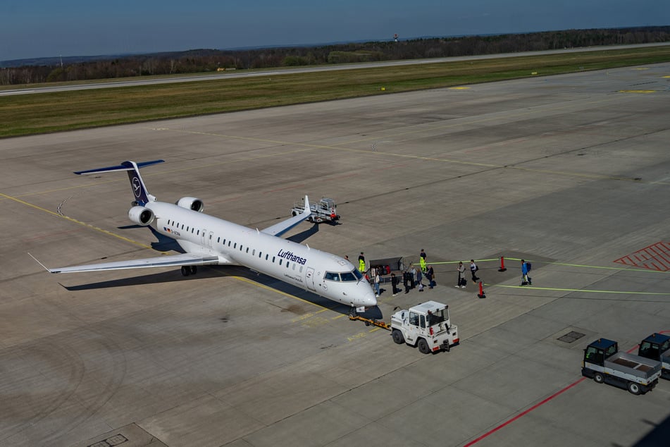 Eine Lufthansa-Maschine auf dem Rollfeld: Die Luftverkehrssteuer und gestiegene Flugsicherungs- und Luftsicherheitsgebühren machen das Fliegen in Deutschland besonders teuer.