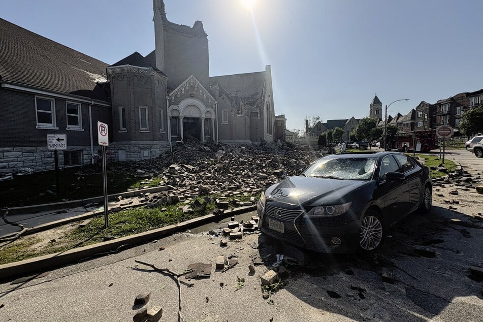 Ein Teil der Centennial Christian Church in St. Louis stürzte ein, als schwere Stürme, darunter möglicherweise ein Tornado, über die Stadt hinwegzogen.