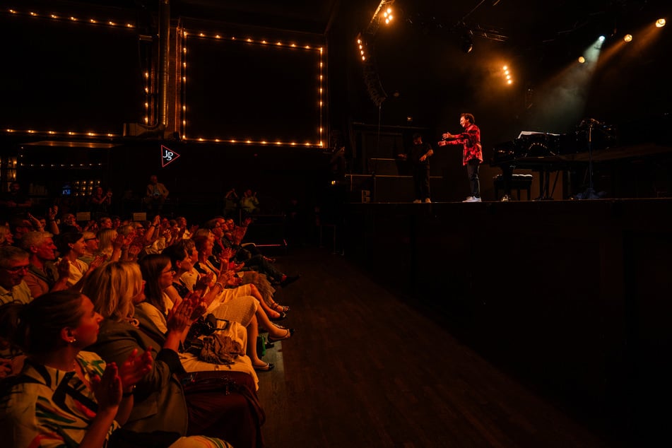 Das Publikum applaudierte bei der Performance des Musikers im DOCKS auf der Bühne.