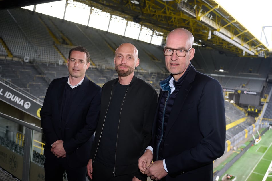 Auch die Verantwortlichen von Borussia Dortmund um Lars Ricken (49, l.), Ole Book (40, M.) und Carsten Cramer (57) sollen sich Gedanken über einen Transfer des Shootingstars machen.