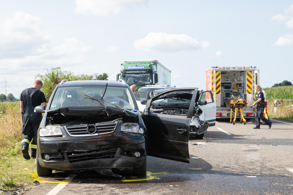 Die Feuerwehr musste die beiden Insassen aus dem völlig demolierten VW Touran herausschneiden.