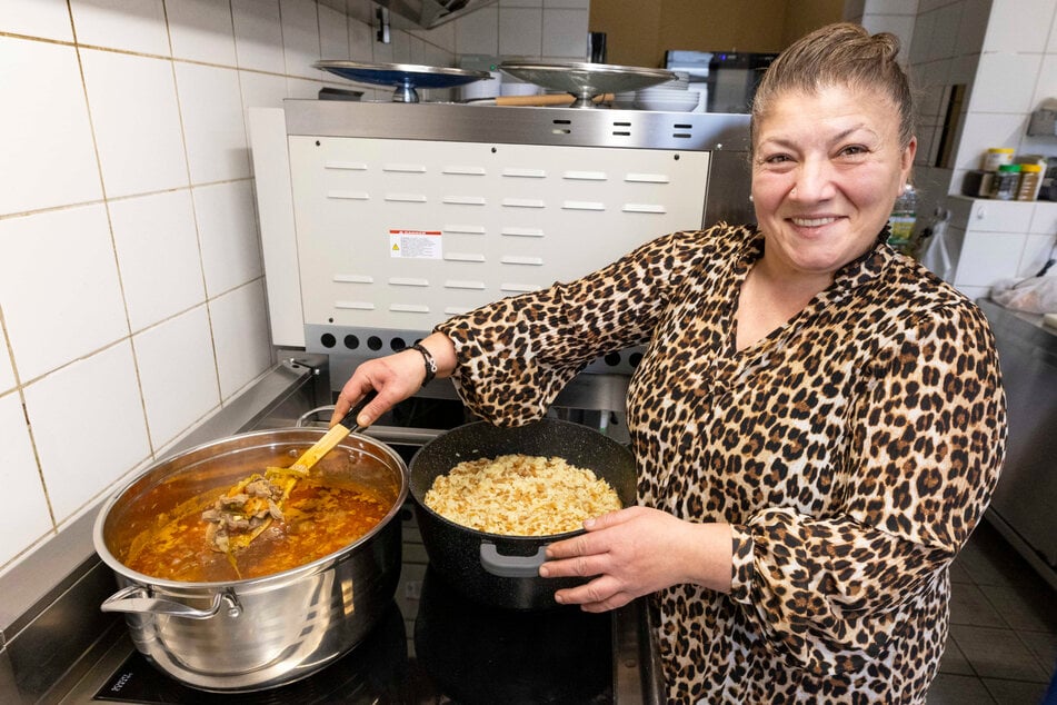 In der Küche bereitet Cemile Bayram (47) den Rindergulasch für das Mittagsangebot vor.
