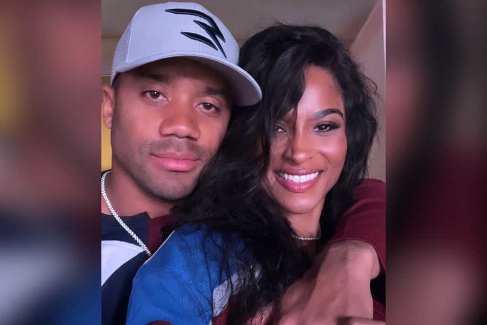 Russell Wilson (l.) and wife Ciara posed for a selfie during the Stanley Cup series game.