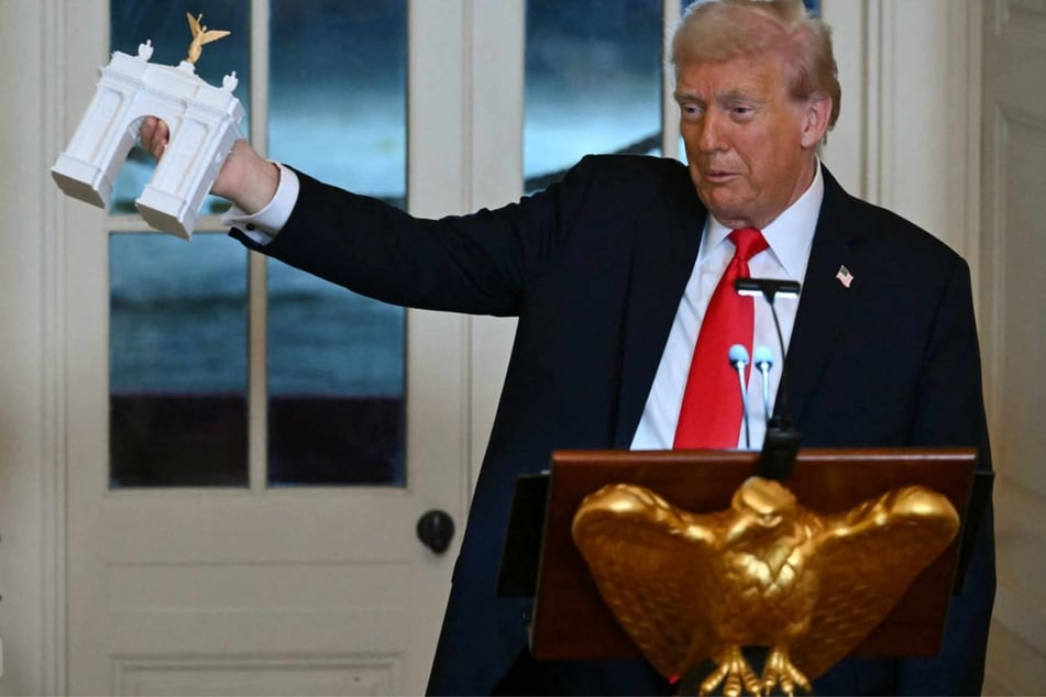 Trump says he plans to dedicate gigantic "Arc de Trump" monument to himself