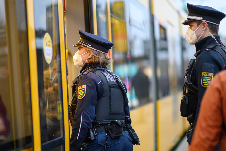 Polizei und Ordnungsamt haben in der ersten Woche der neuen 3G-Regel in den Dresdner Bussen und Bahnen bereits mehr als 1000 Fahrgäste kontrolliert und zahlreiche Verstöße feststellen müssen.
