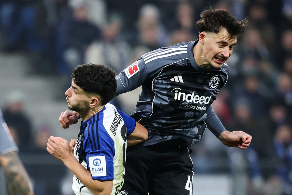 Robin Koch (r.) im Zweikampf mit Daniel Elfadli: "Da bangt man schon mit", sagte der Eintracht-Kapitän nach dem heftigen Zusammenprall von Rasmus Kristensen und Miro Muheim.