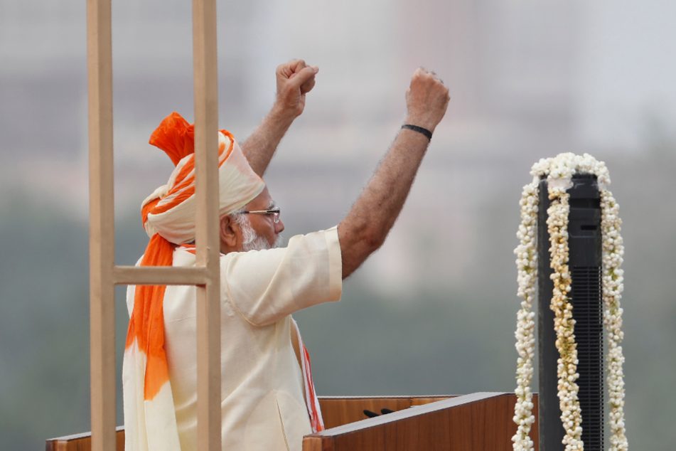 Premierminister Narendra Modi (69) hebt am 74. Unabhängigkeitstag in Indien beide Fäuste nach oben.