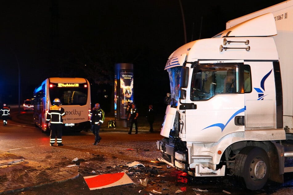 Am Samstagabend sind in Hamburg ein Lkw und ein Linienbus zusammengestoßen. Mehrere Menschen wurden teils schwer verletzt.