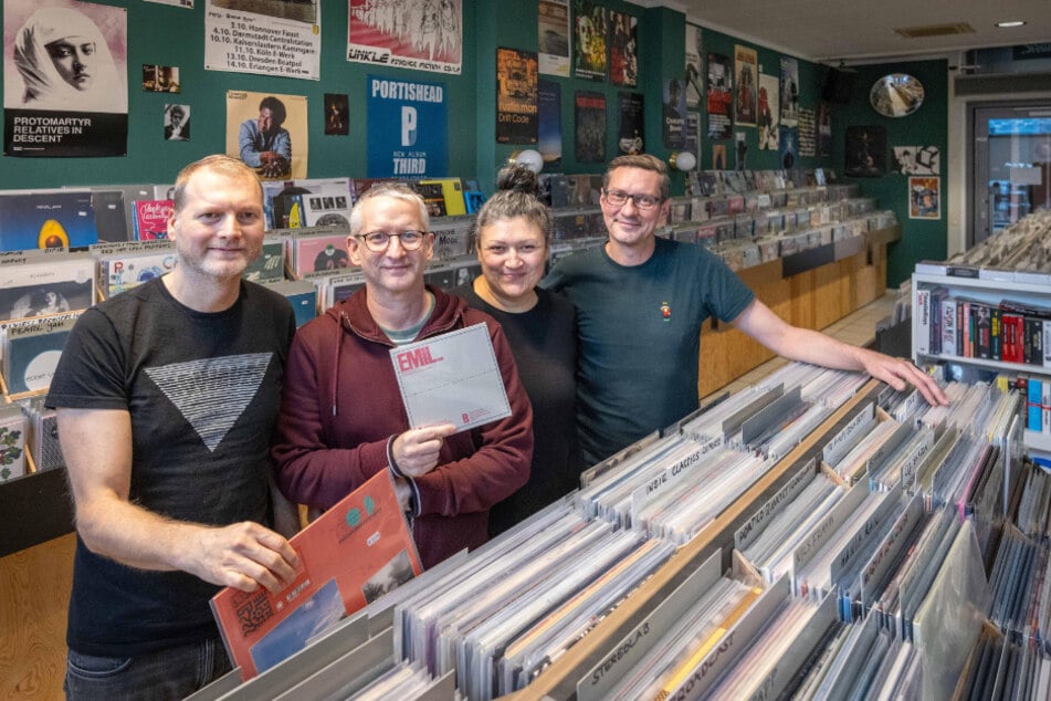 Rene Thierfelder (46, v.l.), Silvio Spreer (53), Ibolya Spreer (54) und Jörg Krumpelt (55) freuen sich über die Auszeichnung des Underworld Recordstore als bester Plattenladen.