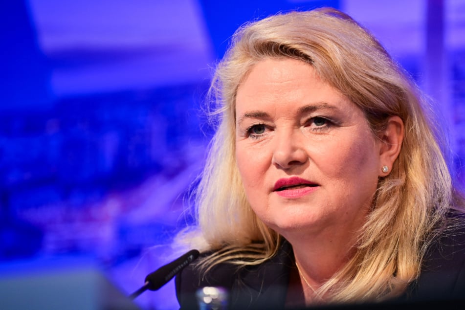 Razzia im Umfeld der Berliner AfD-Spitzenkandidatin! Beamte finden Nazi-Gegenstände