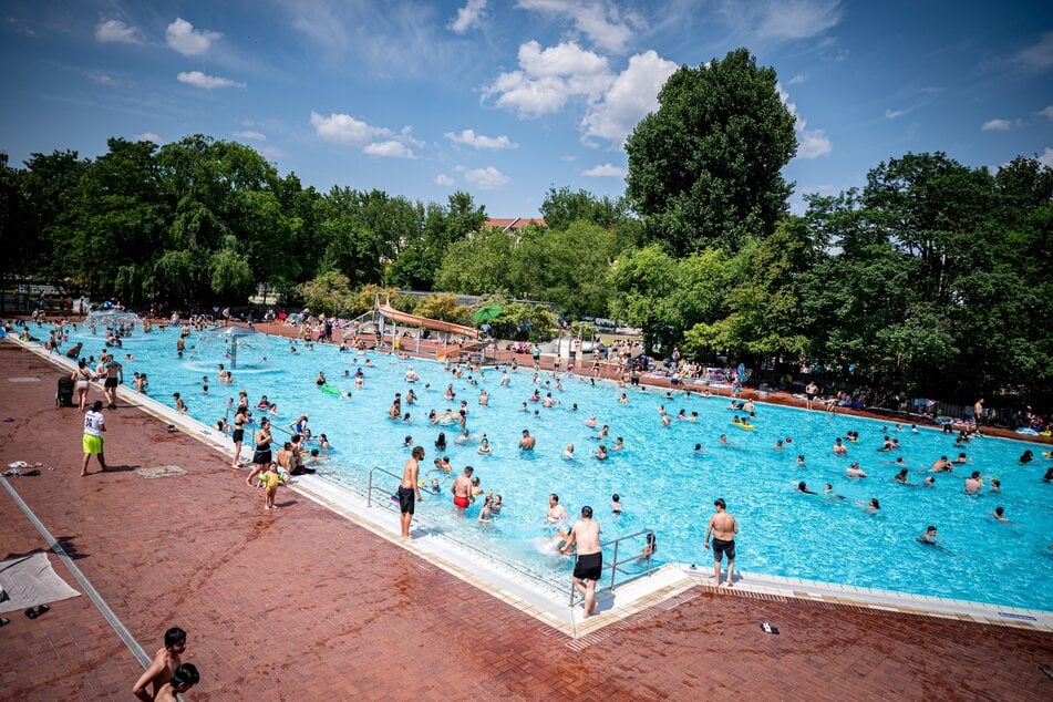 Die sommerlichen Temperaturen dürften viele Menschen in Berlin und Brandenburg wieder ins Freibad locken.