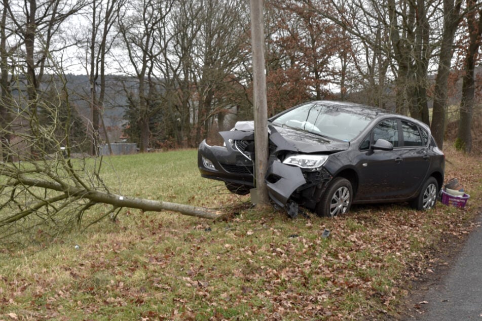 Der Opel ist frontal gegen einen Strommast gefahren.