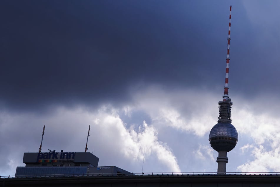 Ab Samstagmittag ziehen dunkle Wolken über Berlin. (Archivfoto)