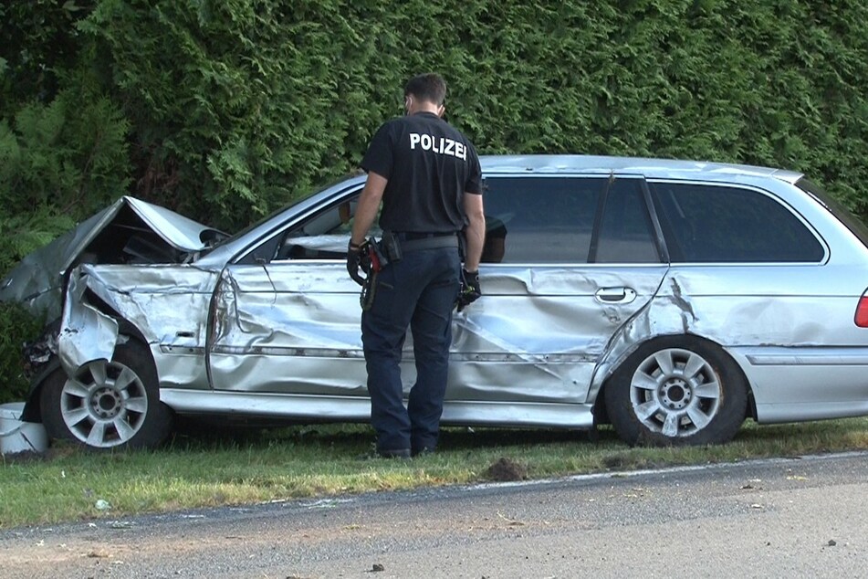 Ein Polizist begutachtet nach dem Unfall in Twist (Landkreis Emsland) den Unfallwagen.