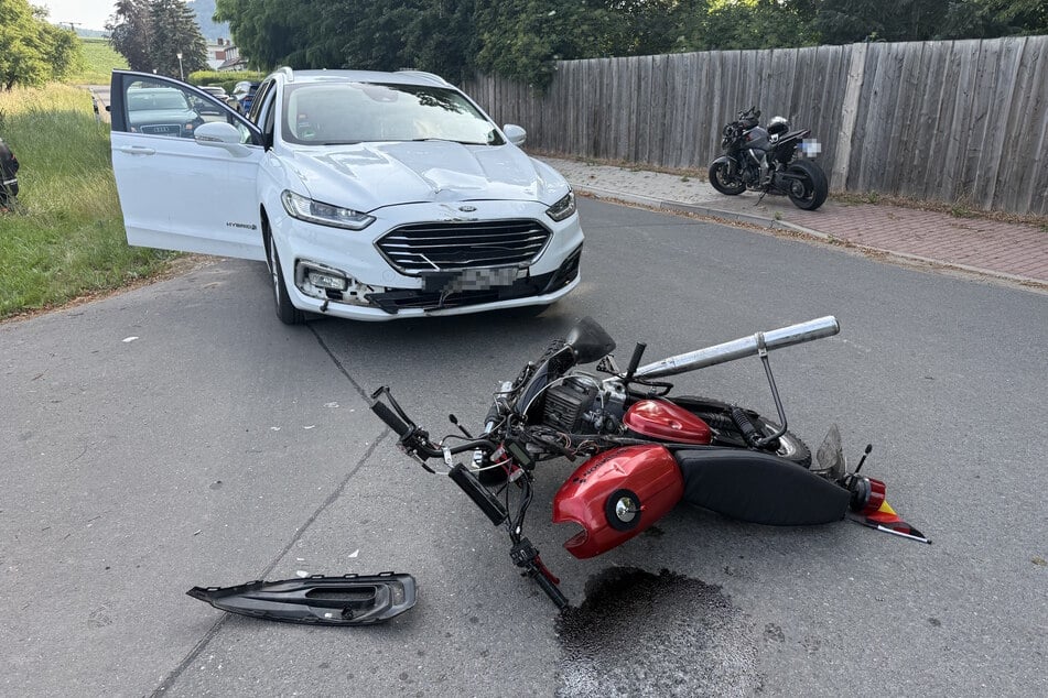 Frontalcrash mit Ford: 17-Jähriger wird in Straßengraben geschleudert