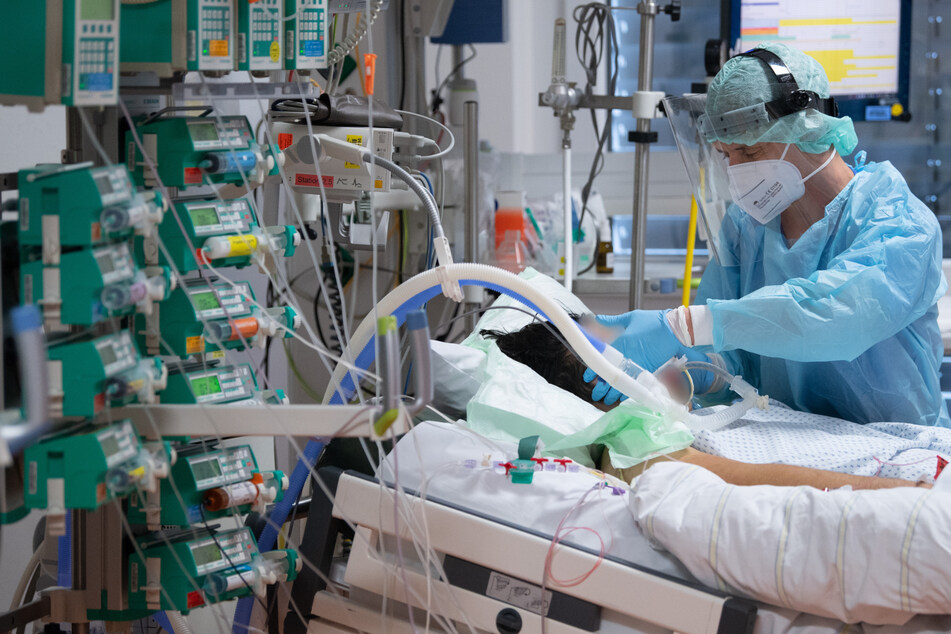 Auch die Intensivstation der Uniklinik in Gießen ist überlastet. Ein junger intubierter Corona-Patient wird hier versorgt.