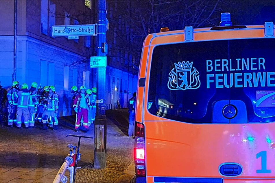 Berlin: Wohnungsbrand in Berlin: Feuerwehr rettet bewusstlose Person, Katze stirbt