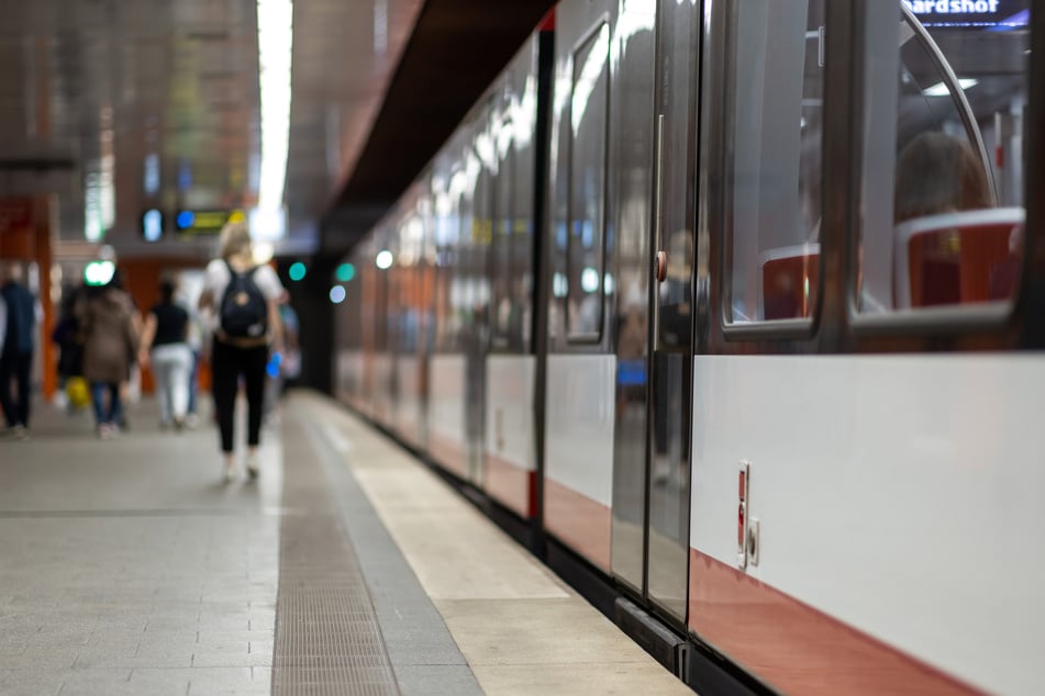 Eine U-Bahn hat am Hauptbahnhof in Nürnberg einen Mann erfasst. (Symbolbild)