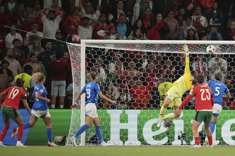 In der 89. Minute bugsiert Diana Gomes (l.) den Ball ins italienische Tor und hält damit den portugiesischen Traum vom Viertelfinale am Leben.