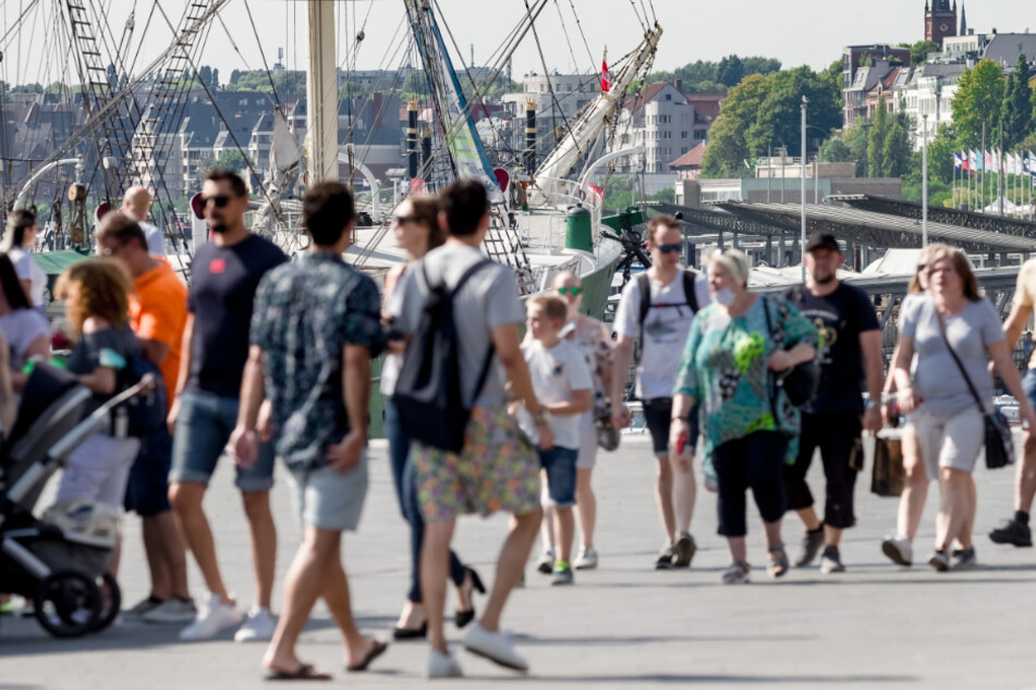 Am Hamburger Hafen sind trotz 32 Grad zahlreiche Hamburger und Touristen unterwegs.