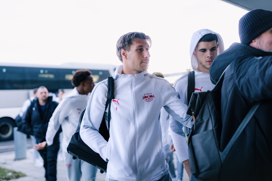 Willi Orban (33) und Kosta Nedeljković (20) auf dem Weg ins Flugzeug.